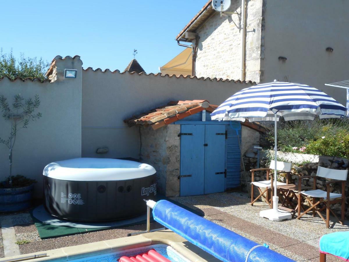 Chat Noir Gite Et Chambre D'Hotes Genouille  Exteriér fotografie