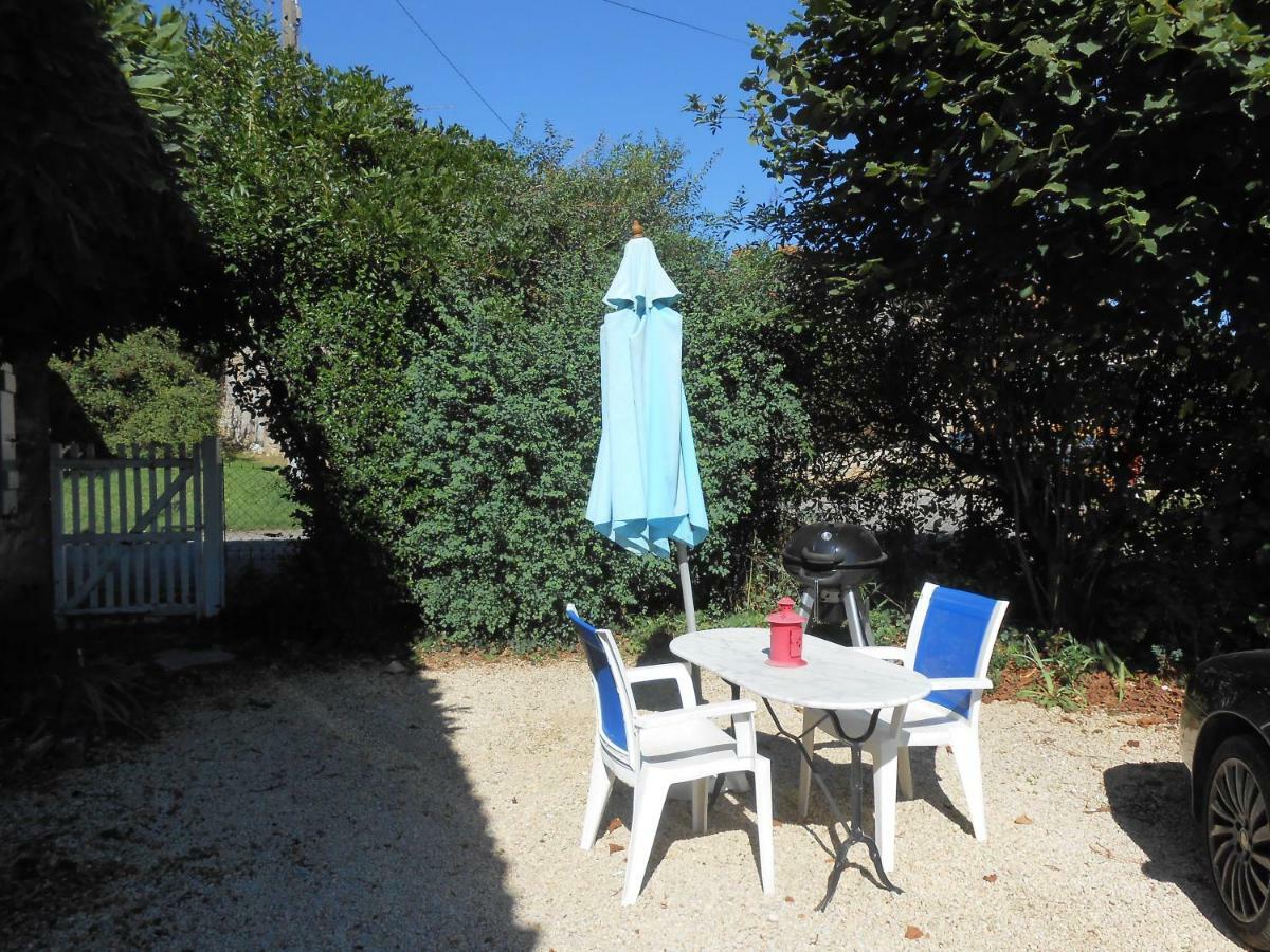 Bed and Breakfast Chat Noir Gite Et Chambre D'Hotes Genouille  Exteriér fotografie