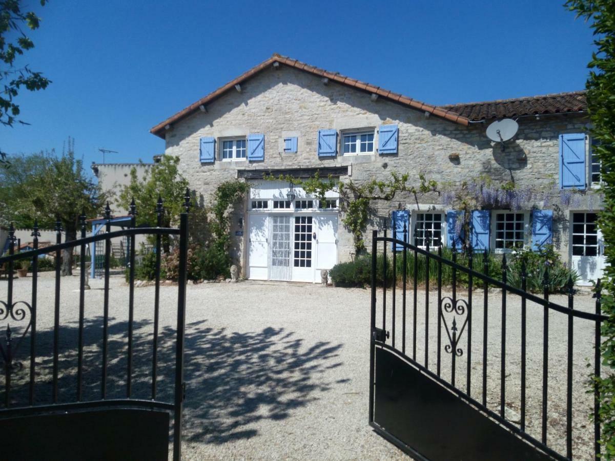 Bed and Breakfast Chat Noir Gite Et Chambre D'Hotes Genouille  Exteriér fotografie