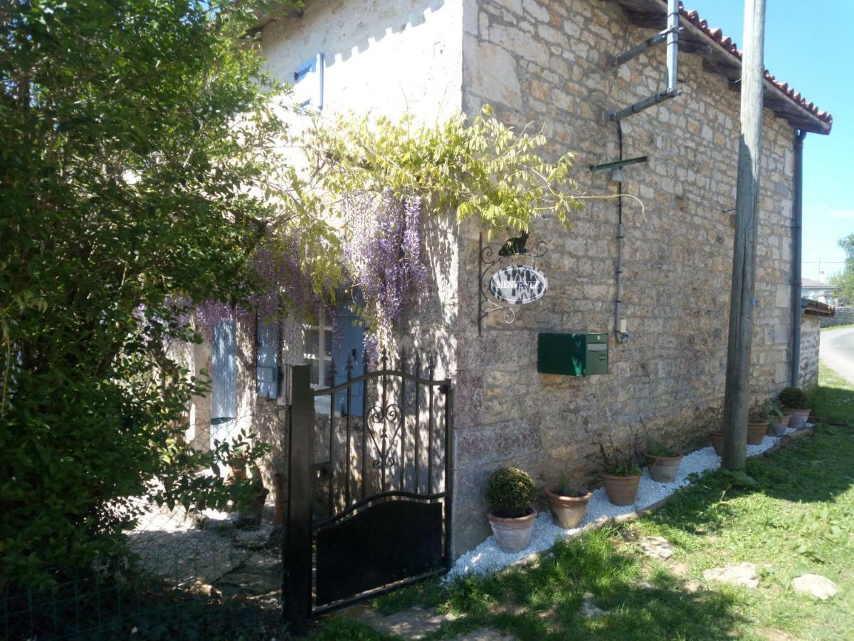 Chat Noir Gite Et Chambre D'Hotes Genouille  Exteriér fotografie